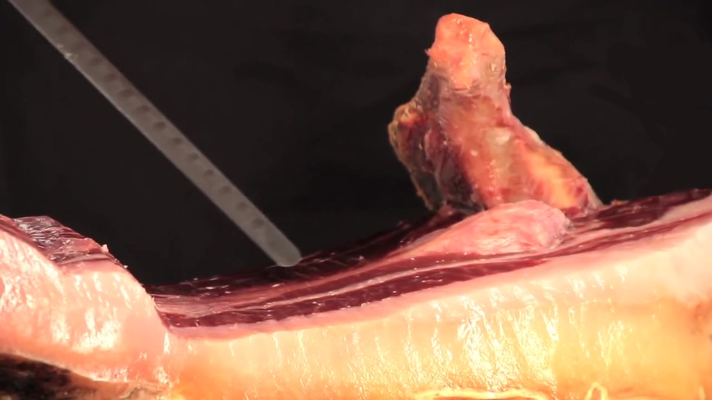 Cortar hasta el jamón hasta el hueso